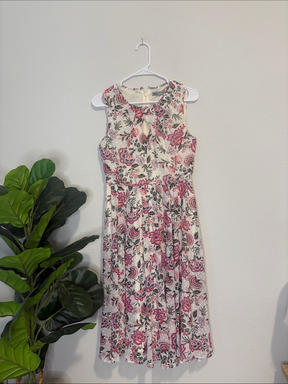 Danny & Nicole size 4 textured Cream Floral Dress with keyhole
